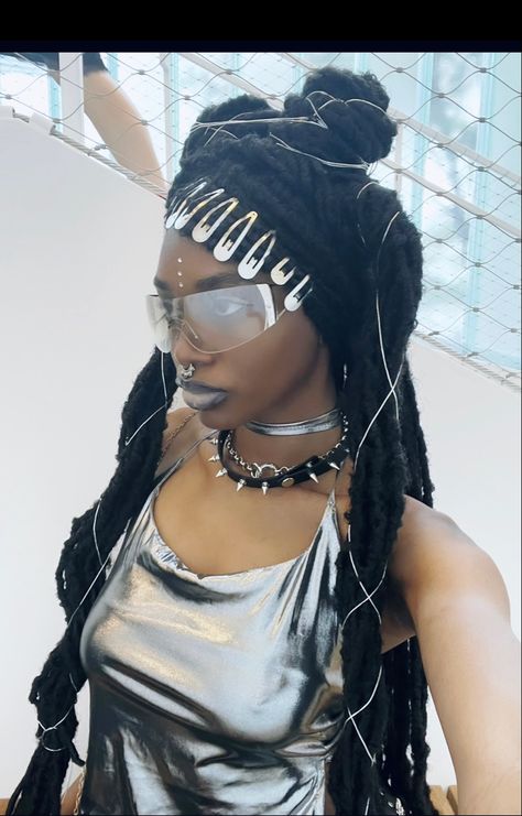 Afro Futurism Hairstyles, Afro Futurism Outfit, Afro Futurism Collage, Afrofurutism Fashion, Afro Futurism Photography, Black Futuristic Fashion, Futuristic Fashion Black Women, Black Futurism Fashion, Afro Future Fashion