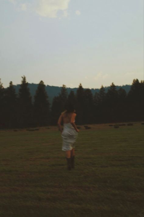 Western Photoshoot Ideas, Aesthetic Cowgirl, Choose Peace, Cowgirl Summer, Foto Cowgirl, Cowgirl Vibes, Country Aesthetic, Cowboy Aesthetic, Country Cowgirl