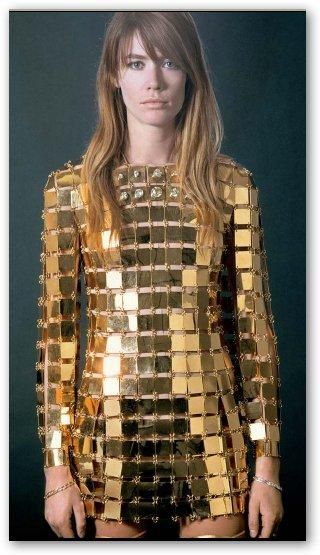 Francoise Hardy in a Paco Rabanne dress, 1967 Francoise Hardy, Retro Vintage Dresses, Vintage Style Dresses, 1960s Fashion, 60s Fashion, Paco Rabanne, Mode Vintage, Gold Dress, Looks Vintage