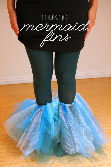 diy mermaid fins so you can dance instead of just 'wiggle' (use with scale pattern leggings) Mermaid Fins, College Halloween Party, Mermaid Costume Diy, Diy Mermaid, Mermaid Fin, Baby Kostüm, Halloween Costumes College Girls, Mermaid Halloween