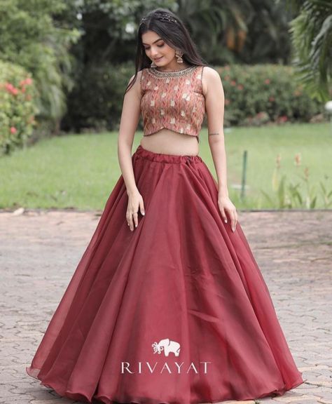 Lehanga Tops Designs Latest, Long Skirt And Top Outfits, Skirt And Crop Top Indian Weddings, Mehndi Outfit Simple, Lehanga Designs Latest For Women, Crop Top Lehenga Designs, Indian Pose, Crop Top Outfits Indian, Long Skirt Top Designs