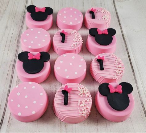 Minnie Mouse Treat Ideas, Minnie Mouse Oreos, Minnie Mouse Party Treats, Minnie Mouse Cakesicles, Minnie Mouse Strawberries, Minnie Mouse Birthday Treats, Minnie Mouse Dessert Table Ideas, Minnie Mouse Treats Table, Minnie Mouse Desserts