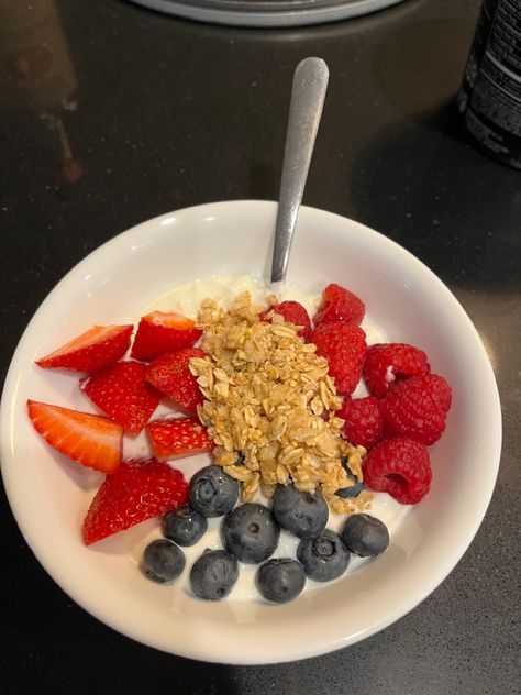 vanilla greek yogurt, mixed berries & gronala =300 calories Yogurt Bowls, Yoghurt Bowl, Winter Arc, Living Better, Yogurt And Granola, Girl Vibe, Vanilla Greek Yogurt, Yogurt Bowl, Yogurt Parfait