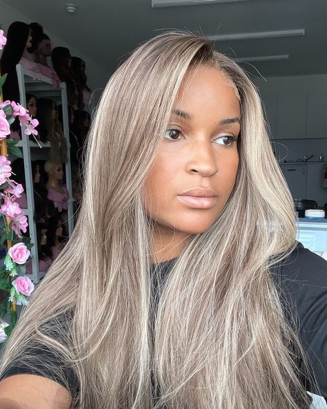 Blonde With Brown Lowlights, Balayage Dimensional, Blonde Dimensional Hair, Rubio Natural, Brown Lowlights, Dimensional Balayage, Ash Blonde Highlights, Wig Companies, Dimensional Blonde