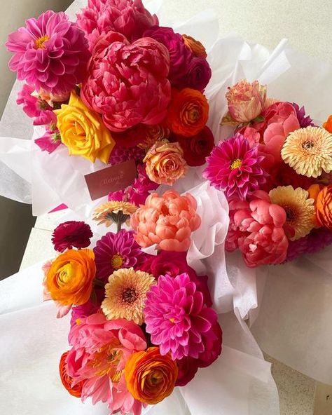 Senior Table, Tequila Sunset, Fleur Aesthetic, Retro Wedding Theme, Bright Pink Wedding, Orange And Pink Wedding, Disco Wedding, Bright Wedding Flowers, Orange Wedding Flowers