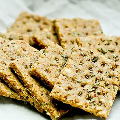 Rosemary Almond Crackers - Rawmazing Raw and Cooked Vegan Recipes Paleo Crackers Recipe, Almond Crackers, Paleo Crackers, Rosemary Crackers, Raw Snacks, Keto Biscuits, Vegan Crackers, Raw Diet, Cracker Recipes