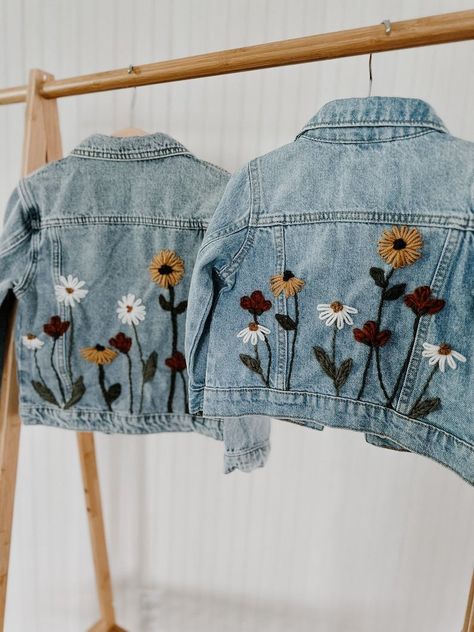 Embroidered Denim Jeans Hand Embroidered Denim Jacket, Flower Denim Jacket, Hand Embroidered Denim, Denim Jacket Embroidery, Embroidery Jeans Jacket, Clothes Embroidery Diy, Personalized Jacket, Embroidered Jean Jacket, Denim Embroidery