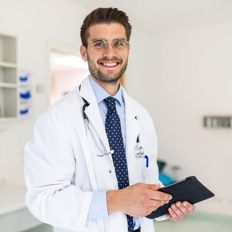 Portrait of a happy young doctor in his clinic Foto Doctor, Control Emotions, Doctor Images, Doctor Consultation, Rivaldo, Picture Of Doctor, Male Doctor, Doctor Picture, Pediatric Dentist