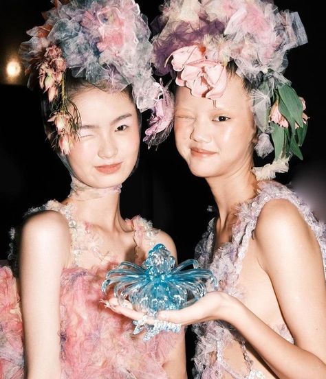 Susan Fang Ss22, Susan Fang, Venus Fashion, Birth Of Venus, Spring Inspo, Midsummer Nights Dream, 인물 사진, Printed Bags, Photography Inspo