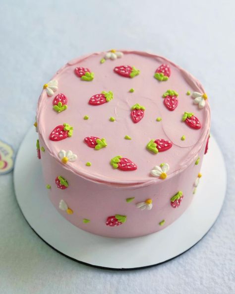 Simple And Cute Cake Designs, Fruit Decor On Cake, Mini Cake Strawberry, Easy Cute Cake Designs, Cute Cakes Recipes, Cake Ideas Easy Simple, Cute Cake Designs Birthday, Circle Birthday Cake Aesthetic, Strawberry Birthday Cupcakes