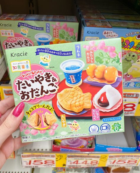 💓💫 Release the crafter in you with this DIY candy kit that will surely make your sweet cravings satisfied too! 😋🌸 Have you tried this? 💦🐟🏄🏻‍♀️ #japancandystore #kracie #kraciepopincookin #popincookin #diycandy #diycandykit #japanesecandy Kracie Popin Cookin, Poppin Cooking, Poppin Candy, Japanese Candy Kits, Strawberry Daifuku, Ramune Soda, Popin Cookin, Heisei Retro, Baking Kits