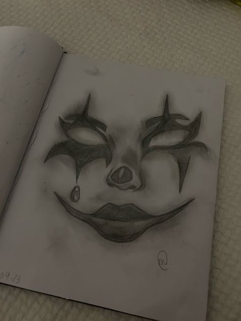 Pencil Art Drawings Halloween, Drawing Ideas Hollowen, Monster Drawing Ideas Scary, Drippy Lips Drawing, Scary Simple Drawings, Drawings Of Ghost Face, Monster Faces Drawings, Aesthetic Drawings To Put On Your Wall, Scary Cartoon Drawings