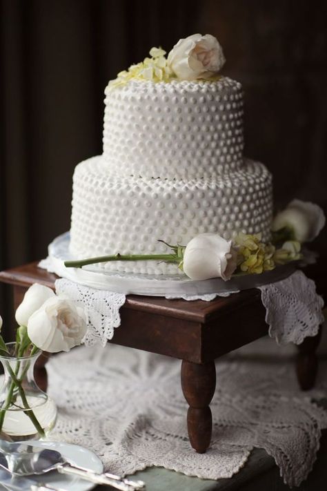 "Milk glass" cake. Love the idea of getting a smaller cake and elevating on the tiny "table". Bolo Vintage, Dot Cakes, Polish Heritage, Vintage Garden Wedding, Classic Wedding Cake, Naked Cakes, Tiered Cake, Glass Cakes, Cake Pictures