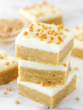 These Frosted Maple Cookie Bars with toffee pieces on top are delicious! They're so soft and chewy, they almost melt right in your mouth. All that maple flavor and maple cream cheese icing makes them perfect for fall. #maple #cookiebars #toffee #cookie #bars #maplefrosting #easydessert #easydessertrecipe Festive Cookie Recipes, Maple Cake, Easy Homemade Desserts, Cookie Bars Easy, Maple Cream Cheese, Maple Cookies, Homemade Recipes Dessert, Homemade Dessert, Maple Cream