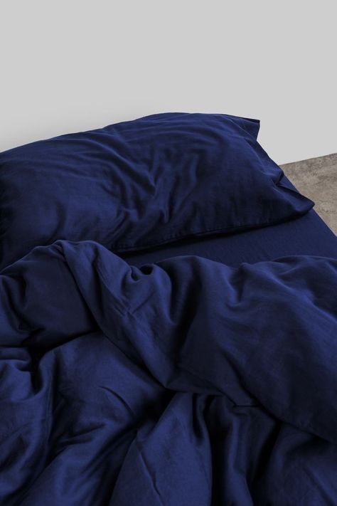 Dark Blue Sheets Aesthetic, Dark Blue Bedding Ideas, Cozy Bed Sheets, Dark Bed Sheets, Dark Blue Bed, Room Decor Navy Blue, Dark Blue Bedding, Navy Blue Room, Dark Blue Room