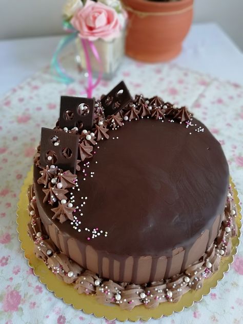 Simple Chocolate Cake Designs Birthday, Pretty Birthday Cakes Chocolate, Chocolate Cake Design Ideas Simple, Chocolate Birthday Cake Decoration, Cursed Cakes, Best Coconut Cake Recipe, Chocolate Bar Cakes, Modern Birthday Cakes, Birthday Cake Decorating Ideas