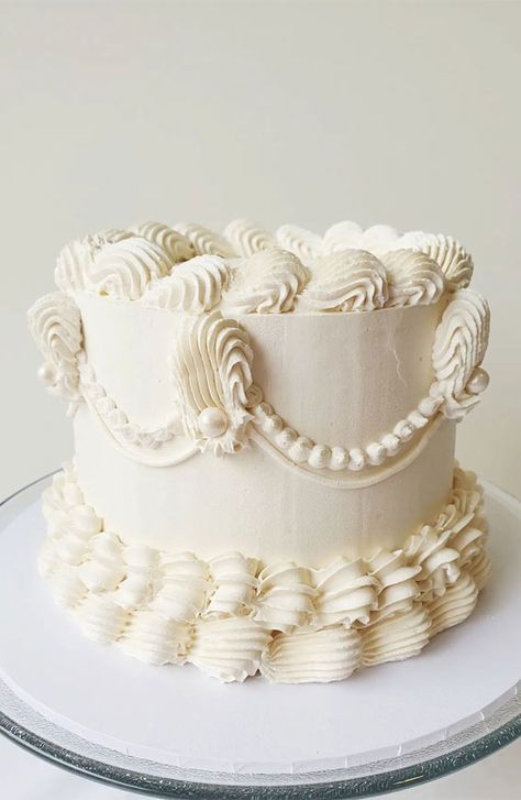 White Frosted Cake Decoration, 6 Inch Buttercream Cake, Buttercream Cake Vintage, 6 Inch Vintage Cake, White Piped Cake, Piped Wedding Cake Buttercream, Vintage Cake Frosting, Simple Lambeth Cake, Chocolate Lambeth Cake