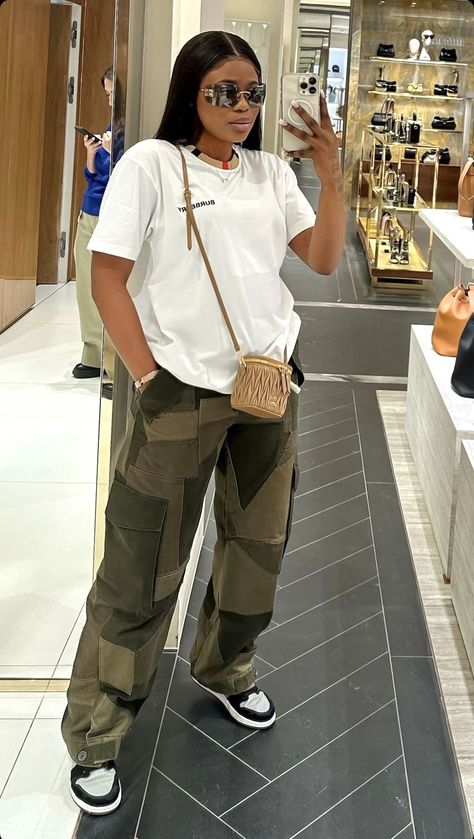 Tomboy Outfits Summer, Cargo Outfits, How To Style Cargo Pants Women, Cargo Pants Outfit Women, Cargo Pants Outfits, Outing Outfit, Cheap Gucci, Creative Fashion Photography, Friday Outfit