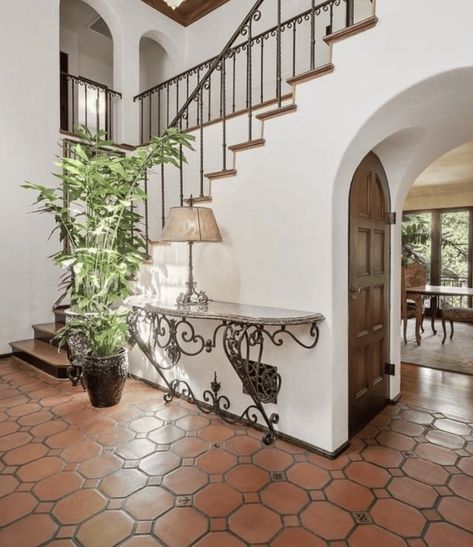 The Modern Spanish Style Home: Interior Design + Decor Ideas - Jenna Sue Design Spanish Style, Modern Spanish Style, Design Decor Ideas, Colonial Interior, Interior Design Decor, Spanish Style Home, Spanish Colonial, Entry Way, Ideas Living Room