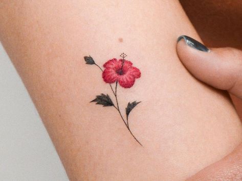 Hibiscus Flower Tattoos, Tattoos Color, Polynesian Tattoos Women, Hibiscus Tattoo, Flower Tattoo Meanings, Dandelion Tattoo, Anklet Tattoos, Hawaiian Tattoo, Vine Tattoos