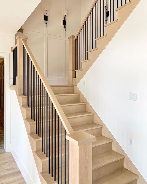 Small Stairs Design, Open Basement Stairs, Bathroom Vanity Style, Stairs Renovation, Open Stairs, Staircase Railing Design, Stairs Design Interior, Iron Stair Railing, Stairs Makeover