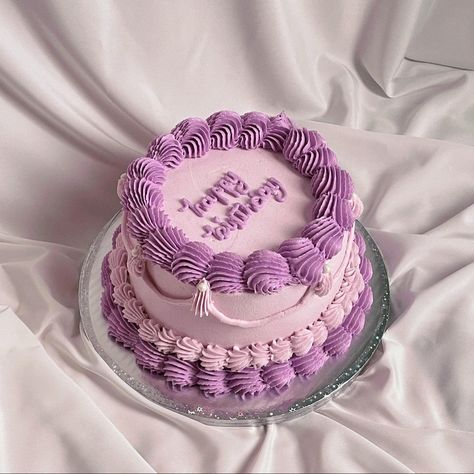 Vintage Birthday Cakes Circle, Aesthetic Cake Circle, Vintage Bento Cake Design, Lilac Vintage Cake, Lavender Vintage Cake, Small Circle Cake, Circle Birthday Cake Aesthetic, Vintage Cake Circle, Vintage Cake Round