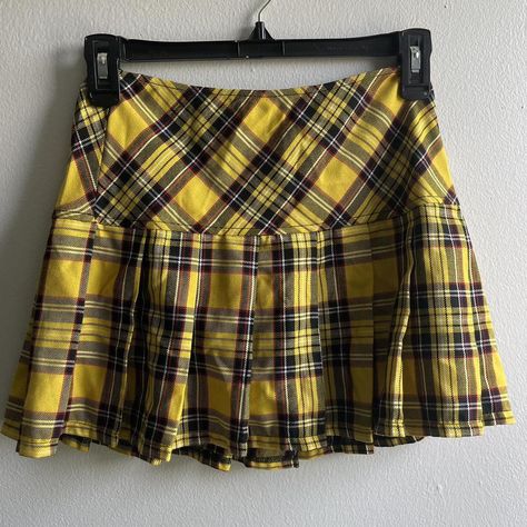 Plaid Skirt Aesthetic, 90 Actress, Yellow Plaid Skirt, Pleaded Skirt, Skirt Aesthetic, Clothes Board, 1960s Outfits, 70s Inspired Fashion, Y2k Preppy