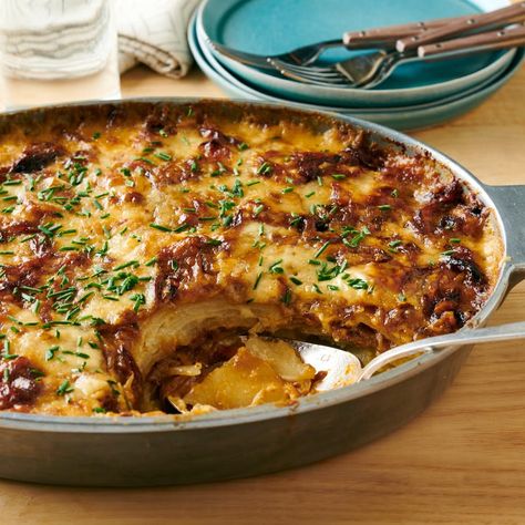 pioneer woman french onion potatoes au gratin French Onion Potatoes, Chive Scones, Veggie Board, Onion Potatoes, Party Potatoes, Savory Baking, Au Gratin Potato Recipes, Rice On The Stove, Au Gratin Recipes