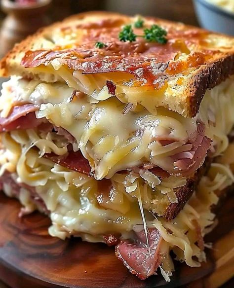 Reuben sandwich with this Reuben Bake recipe. It combines all the wonderful flavors of a Reuben sandwich—corned beef, sauerkraut, Swiss cheese, and Thousand Island dressing—into a warm and comforting casserole Reuben Bake Recipe, Recipes Tower, Avani Recipes, Reuben Bake, Reuben Recipe, Reuben Casserole, Thousand Island, Corned Beef Recipes, Reuben Sandwich