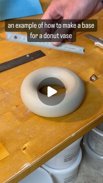 Heino on Instagram: "An example of how to make a base for a donut vase.  #donutvase #vasenliebe #ceramiclove #potterymaking #handbuilt #handmadewithlove #handmade #heino_ceramics #ceramics #ceramicvases #ceramicvideo #ceramicvase #slowmade #tips #handmadetips #diy #diycrafts #potterytips #keramik #keramikliebe #clay" Donut Vase Pottery, Donut Pottery, Pottery Donut, Donut Vases, Ceramic Videos, Ceramic Donut, Donut Vase, Diy Donuts, Donut Shape