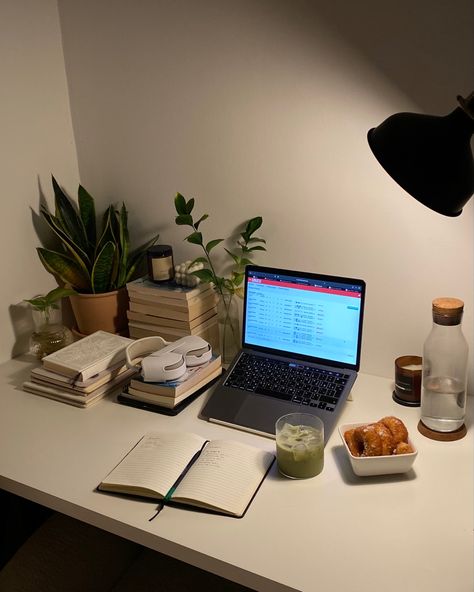 Study Snacks Aesthetic, College Student Desk, Uni Desk, Study Desk Aesthetic, Desk Snacks, Study Desk Organization, Homework Desk, Study Snacks, College Inspiration