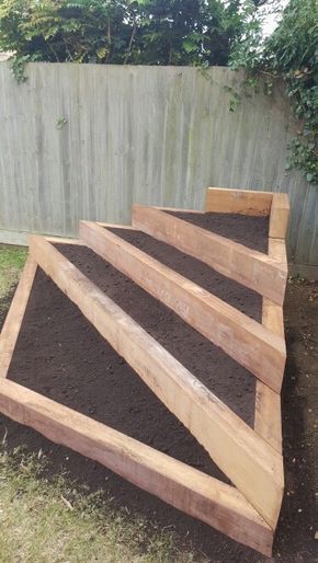 Woodworking Items That Sell, Sell Ideas, Wood Pallet Projects, Garden Bed, Scrap Wood, Garden Cottage, Diy Backyard, Raised Garden Beds, Shade Garden