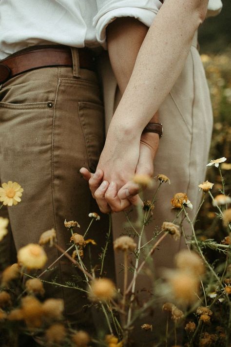 Couple Engagement Pictures, Cute Engagement Photos, Engagement Pictures Poses, Couple Picture Poses, Engagement Photo Poses, Couple Photoshoot Poses, Wedding Engagement Photos, Foto Pose, Wild Flower