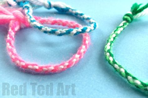 How to make Friendship Bracelets with a Cardboard Loom - easy yarn bracelets for kids. Great for road trips and summer camps! Nana Crafts, Easy Friendship Bracelets, Yarn Friendship Bracelets, Cardboard Loom, Yarn Crafts For Kids, Easy Yarn Crafts, Large Crochet Hooks, Scrap Yarn Crochet, Red Ted Art