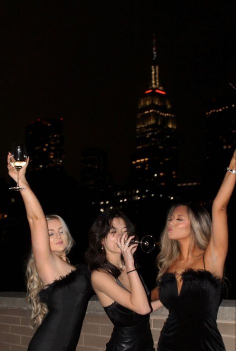 Best Friend Pictures Night Out, Nyc Rooftop Pictures, Living In New York City Aesthetic With Friends, Nye Friends Pictures, Nyc Aesthetic Party, Nyc Rooftop Bar Aesthetic, New York Rooftop Bar Aesthetic, Celebrity Friends Aesthetic, Rooftop City Photoshoot