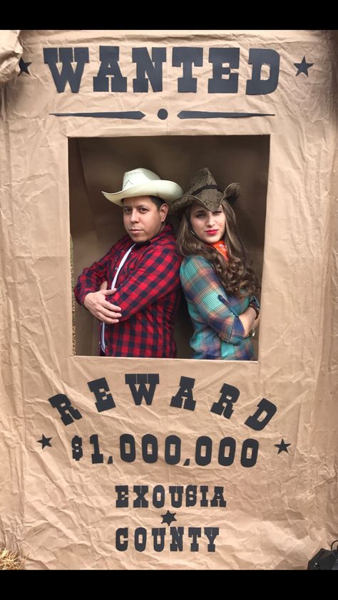 Country Photo Booth Ideas, Western Theme Photo Booth Ideas, Rodeo Photo Booth, Western Photobooth Ideas, Cowboy Photobooth, Cowboy Photo Booth, Western Backdrop, Food Stall Design, Stall Design