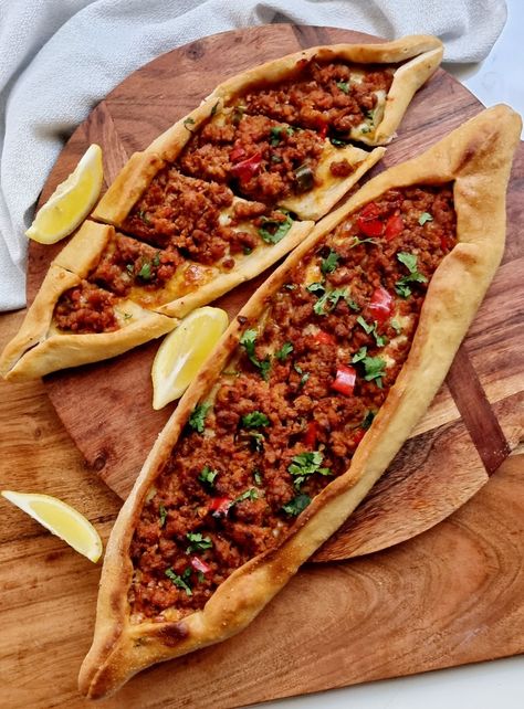 Turkish Pide Bread Recipe, Turkish Food Traditional, Pide Recipe, Turkish Flat Bread, Turkish Pide, Doner Kebabs, Boutique Cafe, Middle East Recipes, Turkish Breakfast