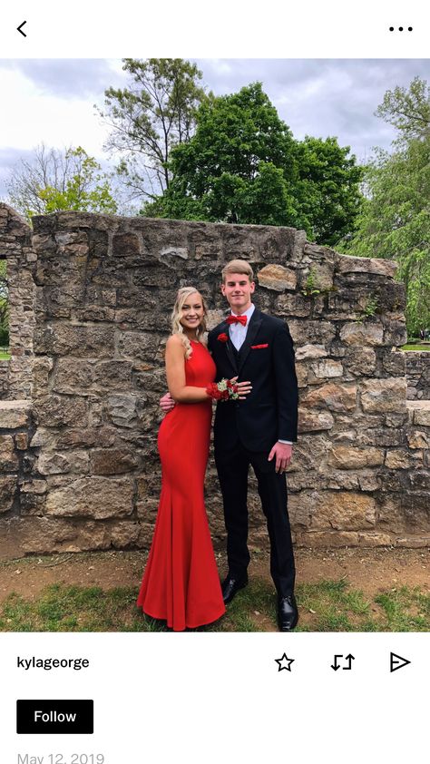 Red Prom Suit, Prom Pictures Couples Black, Couple Prom, Prom Pictures Couples, Dance Picture Poses, Prom Suit, Prom Couples, Prom Poses, Cute Date Ideas