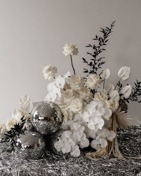 White Flowers And Disco Balls, Disco Ball Wedding Florals, New Years Eve Wedding Florals, Disco Ball Centre Pieces, Disco Ball Table Decor Party Ideas, Disco Ball Floral Arrangement, Silver Floral Arrangements, Silver Event Decor, Silver Table Decorations