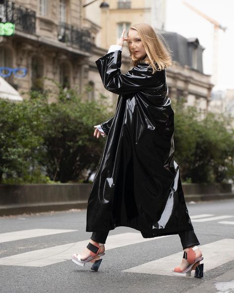 UNITED NUDE no Instagram: “// All In The Details | Arix Sandal Hi Clubbing // . Creative Direction & Photography by @ewamichalikcom . #unitednude #SS22…” Fall Jacket Trends, Raincoat Outfit, Black Raincoat, Vinyl Fashion, Rainwear Fashion, Vinyl Raincoat, Street Style 2017, Rain Jacket Women, Coat Outfit