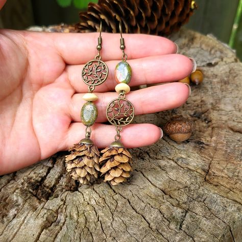 Details: Materials: Natural Pinecone, Natural Oak Tree Acorns, Wood Beads, Charms, Jasper Agate Stone. All Jewelry Components Are Lead And Nickel Free. Size: 2.5 Inches Beautiful Bohemian, Gypsy, Hippie, Vintage, Ethnic, Tribal, Style Earrings Great To Wear On Fall, Summer, Winter Or Everyday Wear. These Artisan-Made Earrings Are Very Lightweight And Super Comfortable To All Day Wear! Excellent As A Unique Gift For Nature Lovers Or To Keep Them For Yourself. If You Have Any Question Please Feel Free To Ask I Will Respond As Soon As I Can. Nature Inspired Earrings, Nature Jewelry Diy, Pinecone Jewelry, Pinecone Earrings, Jewelry 101, Pine Cone Jewelry, Birch Jewelry, Acorn Jewelry, Acorn Earrings