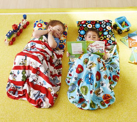 Sleeping Bag Diy, Diy Sleeping Bag, Sleeping Bag Pattern, All People Quilt, Toddler Sleeping Bag, Kids Sleeping Bags, Diy Toddler, Toddler Sleep, Strip Quilts