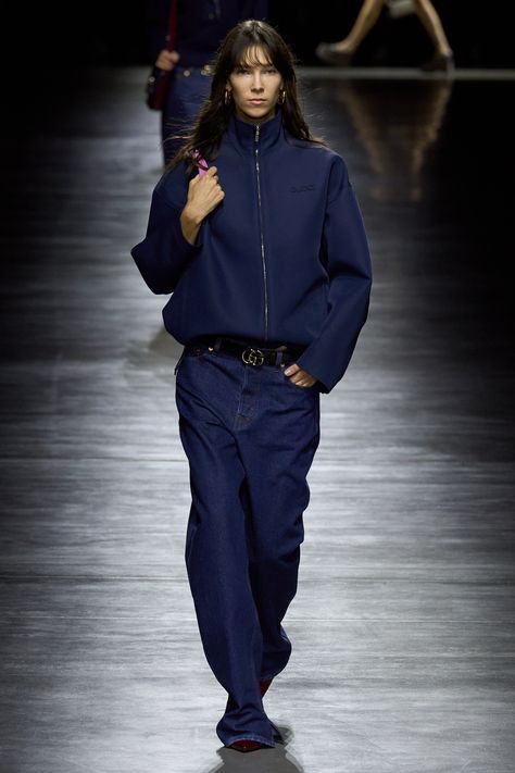 Gucci - Spring 2024 Ready-to-Wear https://www.vogue.com/fashion-shows/spring-2024-ready-to-wear/gucci/slideshow/collection#27 Green Outerwear, Gucci Spring, Raw Jeans, 90s Fashion Outfits, Milano Fashion Week, Runway Trends, Raw Denim, 가을 패션, Spring 2024