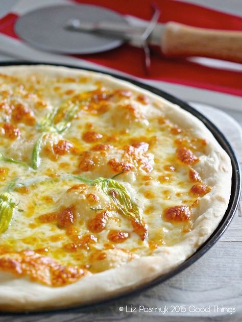 Pizza bianca with zucchini blossoms - the BEST pizza ever! Things To Do With Zucchini, Plain Pizza, Pizza Tray, Zucchini Pizza, Zucchini Flowers, Pizza Bianca, Zucchini Blossoms, Food Fair, Zucchini Pizzas