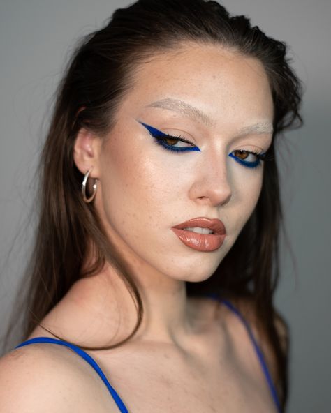 blue eyeliner look Navy Blue Eyeliner, Blue Eyeliner Makeup, Ball Makeup, Blue Makeup Looks, Blue Liner, Blue Eyeliner, No Eyeliner Makeup, Blue Eye Makeup, Blue Makeup