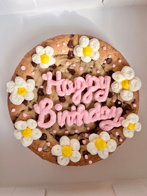 Cookie Cake Designs Aesthetic, Cookie Cake Decorations Birthday, Cookie Cake 20th Birthday, Cookie Cake Flower Design, Big Cookie Cake Birthdays, Pink Cookie Cake Birthday, Trendy Cookie Cake, Cookie And Cake Recipes, Cake With Cookies Decoration