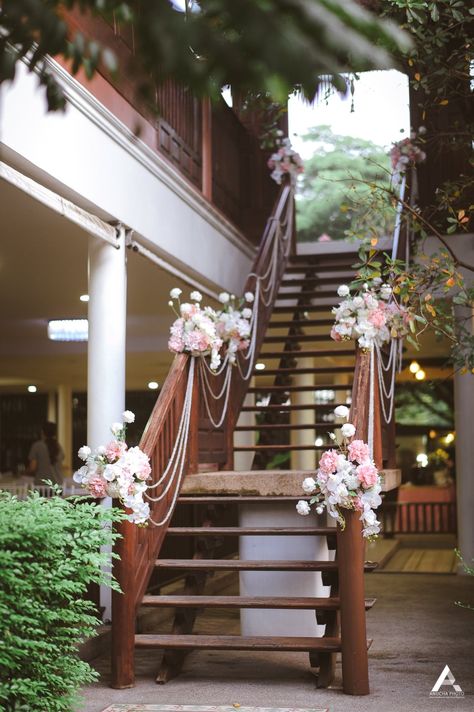 Stair Decorating Ideas For Wedding, Wedding Staircase Decoration, Floral Staircase, Wedding Stairs, Wedding Staircase, Stairs Decoration, Home Flower Decor, Wedding Entrance Decor, Housewarming Decorations