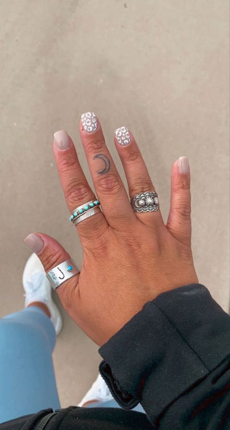 Cute Nails Western Simple, Hippies, Nail Design On One Finger, Koe Wetzel Concert Nails, Western Short Nail Ideas, Summer Western Nail Ideas, Country Fest Nails, Stage Coach Nails, Nail Inspo With Diamonds