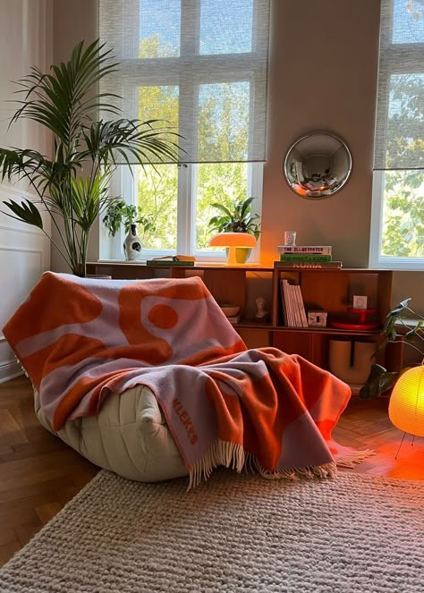 Artsy Apartment, Interiors Dream, Dream Apartment, Living Room Inspo, Apartment Room, Interior Inspo, Wool Blanket, Lounge Chairs, House Rooms