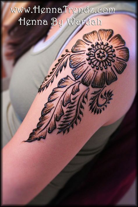 Henna on Shoulder Henna Arm Tattoo, Shoulder Henna, Henna Hand Designs, Henne Tattoo, Henna Flower Designs, Henna Tattoo Hand, New Bridal Mehndi Designs, Simple Henna Tattoo, Henna Body Art